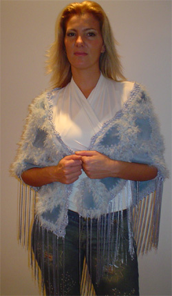 Poncho artesanal celeste de gamuza, lana y seda