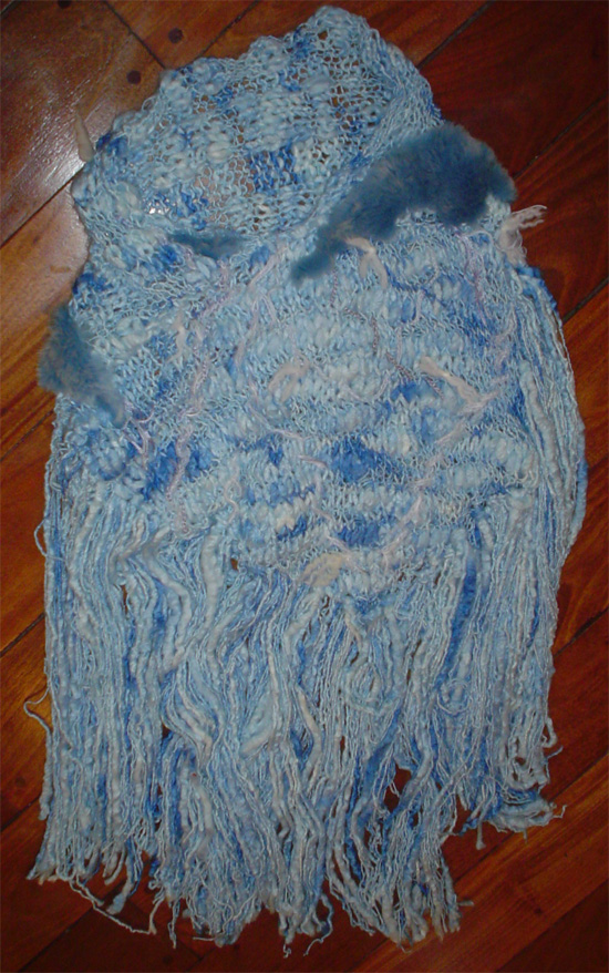 Poncho artesanal de lana celeste y piel