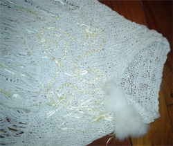 Poncho de lana tejido y bordado en hilos de seda