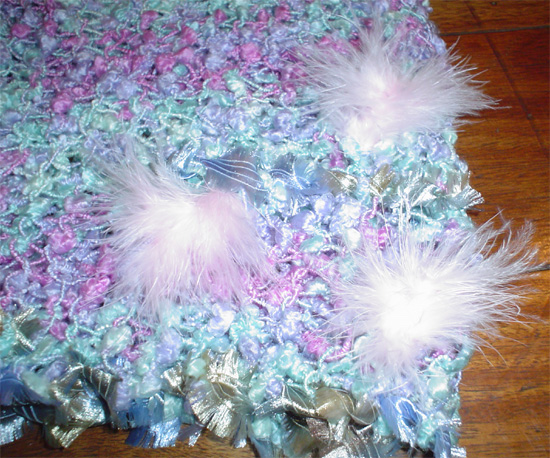 Poncho tejido a mano en lanas celestes y lilas