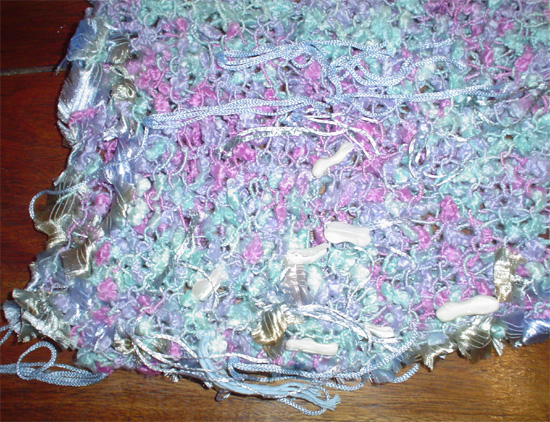 Poncho artesanal tejido a mano de lana y piel