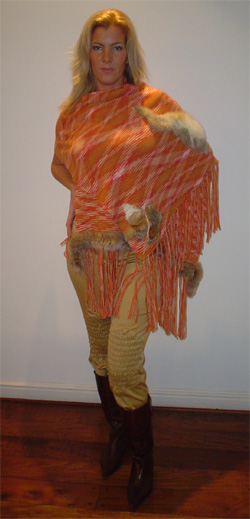 Poncho tejido en lana de varios tonos, se juega con tonos naranja