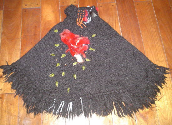 Poncho artesanal en lana negro  y piel roja.
