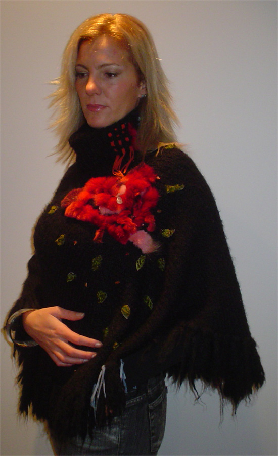 Poncho artesanal en lana negro y piel roja