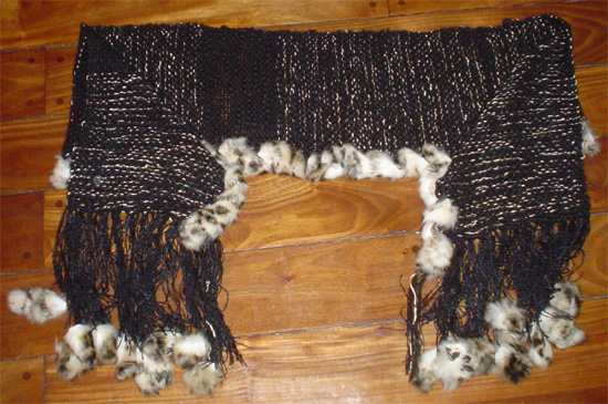Poncho negro de lana y piel de zorro