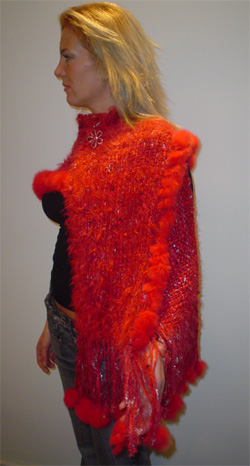 Poncho de lana rojo y piel roja