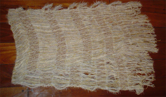 Poncho artesanal tejido de lana color crudo