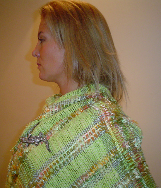 Poncho tejido de lana y seda  verde acompañando de accesorio animal-print