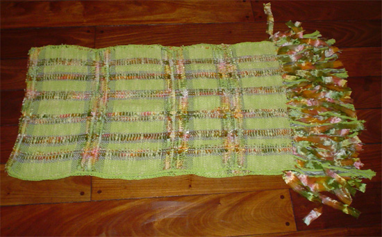 Poncho artesanal en lana verde y seda