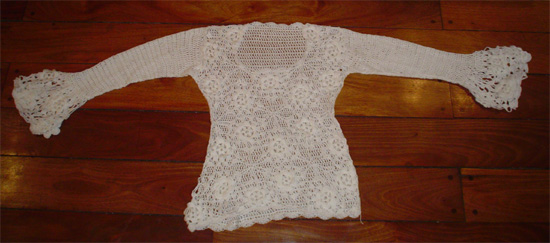 Sueter tejido al crochet en hilo blanco calado
