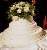 Torta blanca con flores naturales
