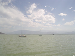 Veleros y barcos en el dique del Ullun