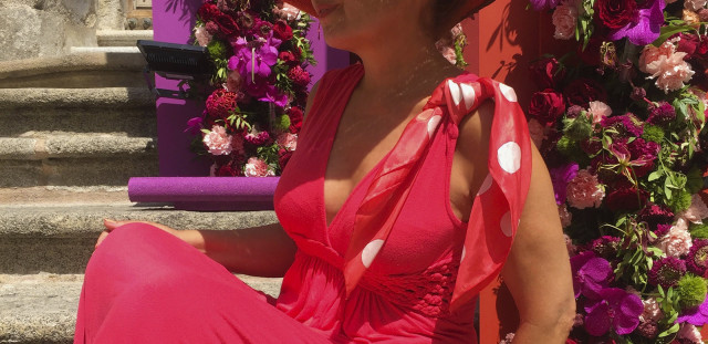 Pepitina Ruiz, crea de forma artística pañuelos en seda natural, únicos